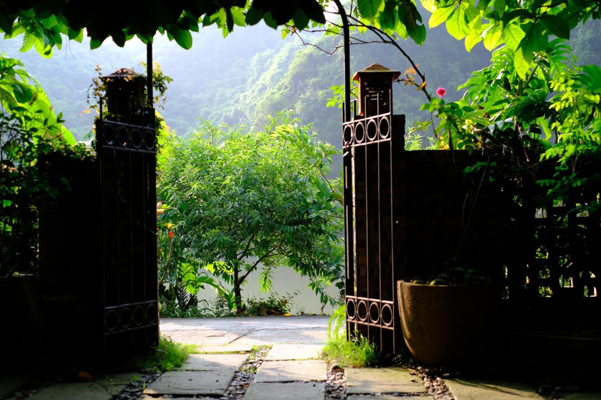 Blue Lagoon Cat Ba Hotel Dong Khe Sau Exterior photo